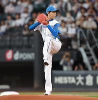 　ファーストピッチセレモニーで投球する山崎育三郎（撮影・中島達哉）