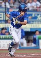 　２回、右中間へ２点三塁打を放つ度会