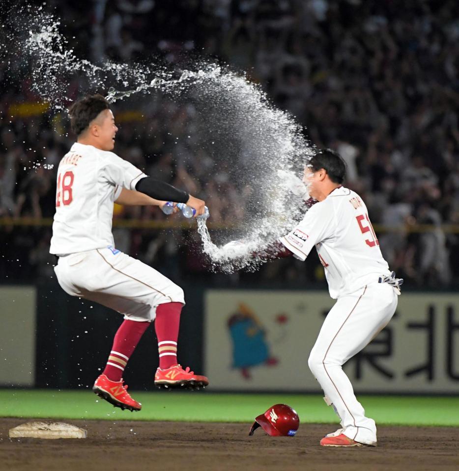 　９回、小郷（右）は中越えに逆転サヨナラ打を放ち、ナインから手荒い祝福を受ける（撮影・佐藤厚）