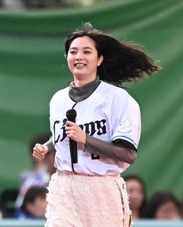 　ロングヘアをなびかせながらマウンドへ向かう新川優愛（撮影・園田高夫）