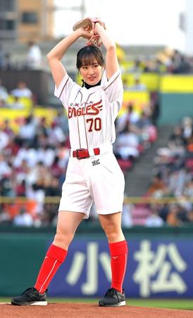 【写真】ハーフパンツに赤ソックス　藤田菜七子のかわいすぎる始球式