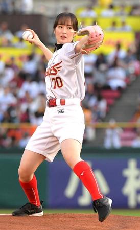 　華麗なフォームで投球する藤田菜七子（撮影・佐藤厚）