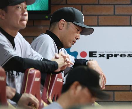 　５回、ベンチで厳しい表情の阿部監督