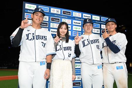 　（左から）西川、隅田、元山とお立ち台でポーズを決める新川優愛（左から２人目）＝撮影・園田高夫