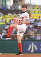 　華麗なフォームで投球する藤田菜七子（撮影・佐藤厚）