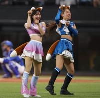 　ファイターズガールときつねダンスを踊るチアドラゴンズ（左）＝撮影・中島達哉