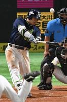 　５回、右中間へ３ランを放つ村上