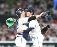 　完封勝利を挙げ古賀（左）と抱き合って喜ぶ隅田（撮影・園田高夫）