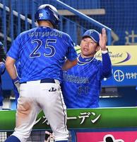 　７回、佐野の中越え２点適時二塁打で生還した筒香（左）とタッチを交わす三浦監督（撮影・開出牧）