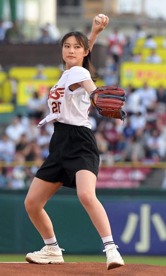 　豪快なフォームで投球する玉田志織（撮影・佐藤厚）