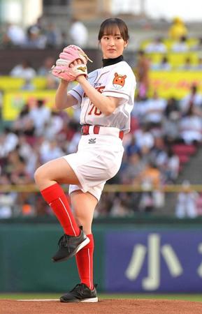 藤田菜七子　「悔しいです」ノーバンならず　ピンクのグラブで５度目の始球式登板
