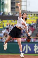 　豪快なフォームで投球する玉田志織（撮影・佐藤厚）