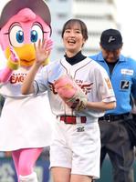 　観客席に手を振る藤田菜七子＝１２日