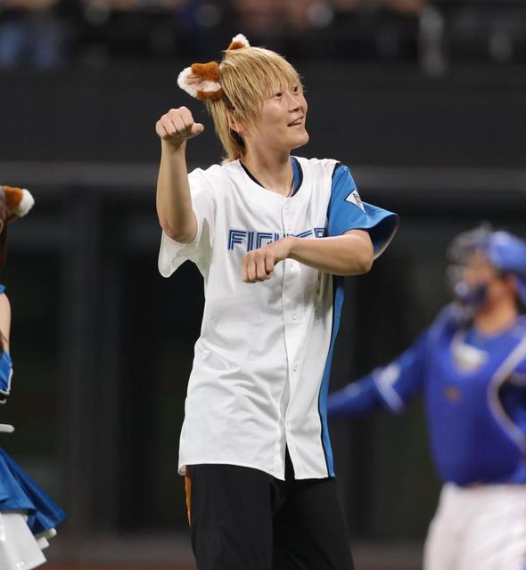 185センチの女子バスケ選手がキツネダンス躍る 金髪姿にキツネの耳