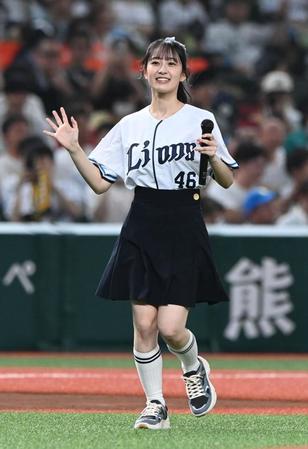 　セレモニアルピッチに登場した乃木坂４６・向井葉月＝１３日