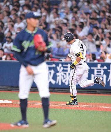 　４回、奥川（左）から本塁打を放った杉本（撮影・石井剣太郎）