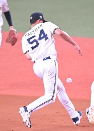 　１回、西川の打球を捕球ミスするカスティーヨ（撮影・石井剣太郎）