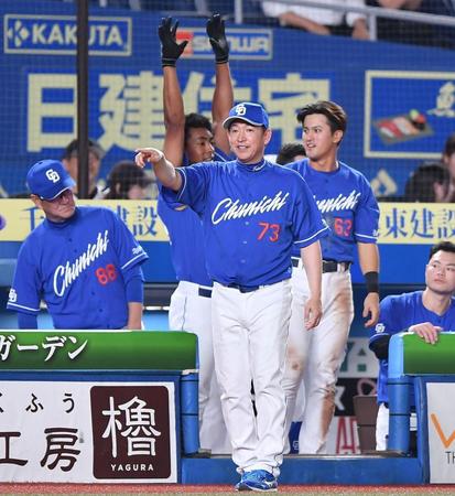 　１０回、代打を告げる立浪監督（撮影・開出牧）