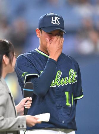 　ヒーローインタビューで涙する奥川（撮影・石井剣太郎）