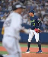 　４回、杉本（左）に本塁打を許す奥川（撮影・石井剣太郎）