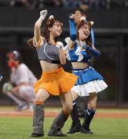 　ファイターズガールときつねダンスを踊るヴィーナス（左）＝撮影・中島達哉