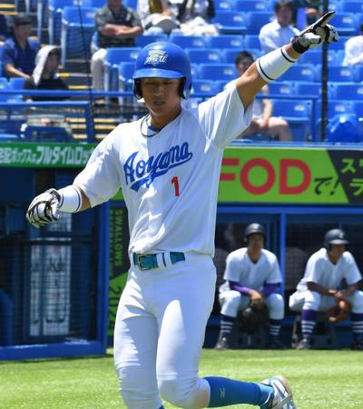 　３回、松本龍の適時打で生還した青学大・佐々木泰（撮影・持木克友）