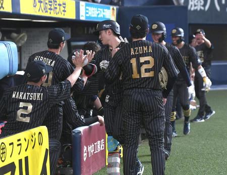 　３回、勝ち越し３ランを放った西川（中央）はナインとタッチをかわす（撮影・石井剣太郎）