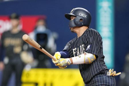 　４回オリックス２死二塁、安達が中越えに適時二塁打を放つ＝京セラドーム