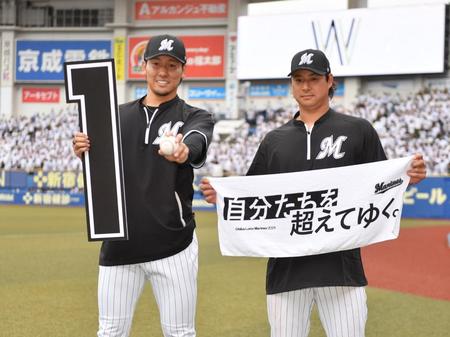 　プロ初勝利を挙げポーズを決める高野脩（左）と右越え２ランを含む２安打３打点の藤岡（撮影・開出牧）