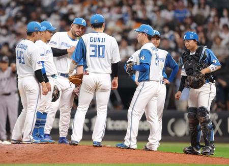 　７回、マウンドに集まる金村（右から３人目）ら日本ハムナイン（撮影・中島達哉）