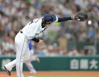 　３回、オースティンの打球を落球する陽川（撮影・西岡正）