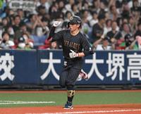 　３回、勝ち越し３ランを放った西川（撮影・石井剣太郎）