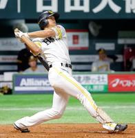 　５回、笹川が右越えにプロ初本塁打を放つ