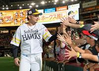 　勝利投手となりファンとタッチを交わす東浜（撮影・立川洋一郎）