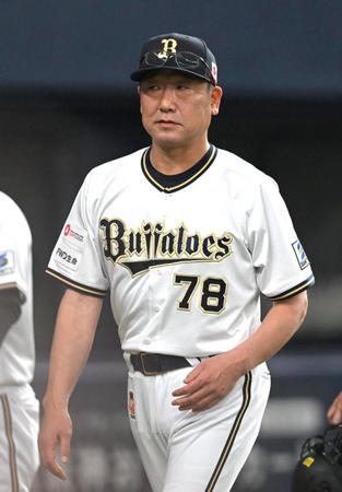 　選手の交代を告げる中嶋監督（撮影・石井剣太郎）