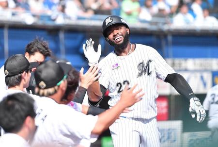 　５回、勝ち越しの右越え２ランを放ちナインとタッチを交わすポランコ（撮影・開出牧）