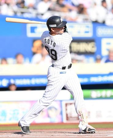 　７回、中前適時打を放つソト（撮影・開出牧）