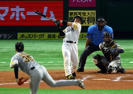 　７回、右越えにソロを放つ近藤（撮影・山口登）