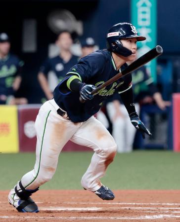 　９回ヤクルト２死二塁、武岡が右翼線に勝ち越し二塁打を放つ＝京セラドーム