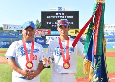 　大学日本一に輝いた青学大・安藤監督（左）と佐々木主将（撮影・佐々木彰尚）