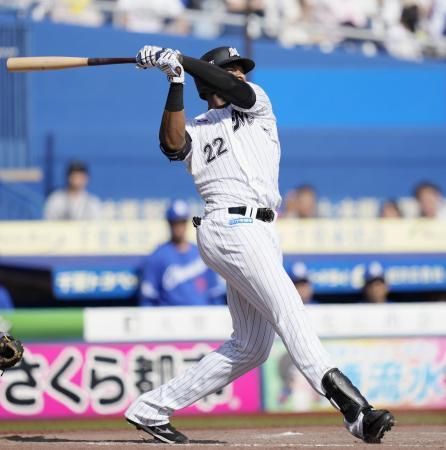 　５回ロッテ１死三塁、ポランコが右越えに２ランを放つ＝ＺＯＺＯマリン