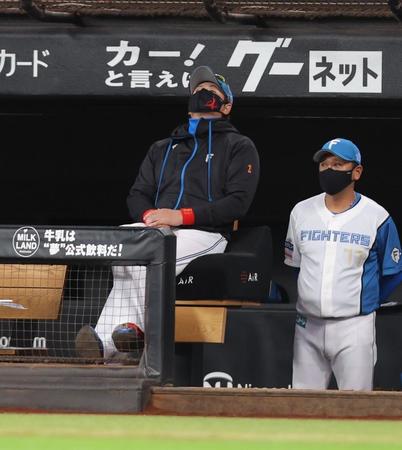 　１１回、レイエスが併殺打に倒れ、天を仰ぐ新庄監督（中央）＝撮影・中島達哉