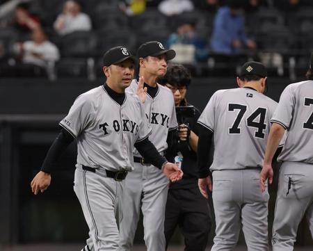 　１２回引き分けに終わり、引き揚げる阿部監督（左）撮影・中島達哉