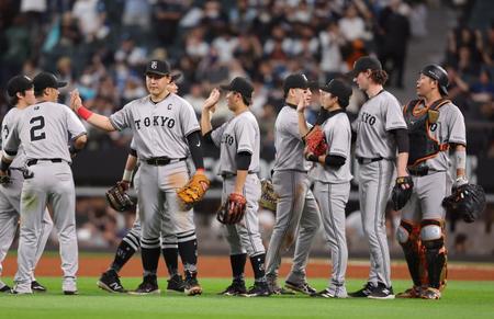 　１２回引き分けに終わり、タッチを交わす巨人ナイン（撮影・中島達哉）