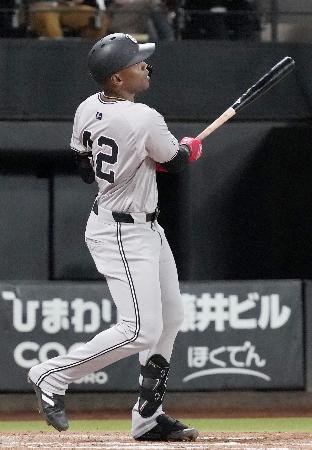 　８回巨人２死、ヘルナンデスが左越えに本塁打を放つ＝エスコンフィールド