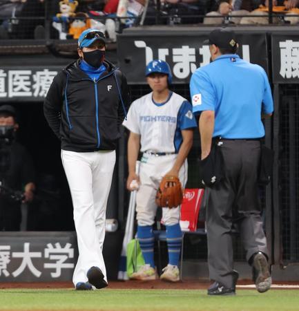 　７回、先発の加藤貴の交代を告げる新庄監督（左）＝撮影・中島達哉