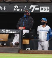 　１１回、レイエスが併殺打に倒れ、天を仰ぐ新庄監督（中央）＝撮影・中島達哉