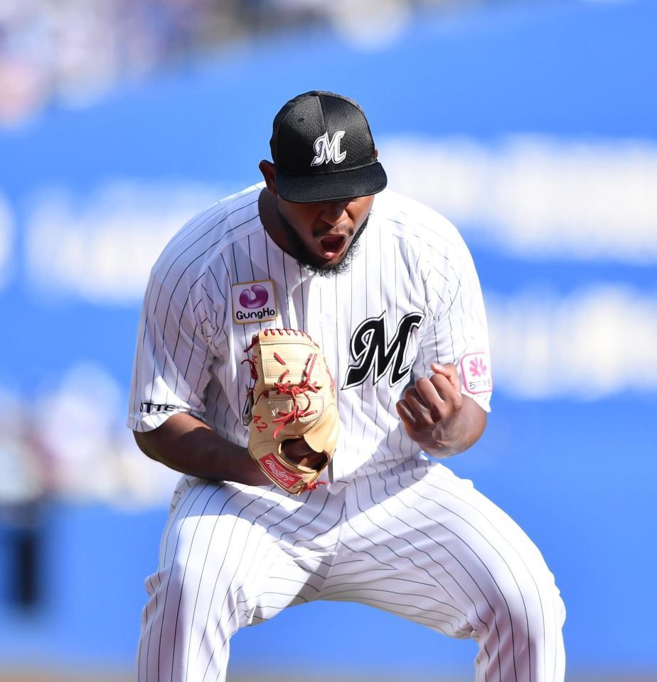 　７回、大島を二ゴロに打ち取り雄たけびを上げるメルセデス（撮影・開出牧）