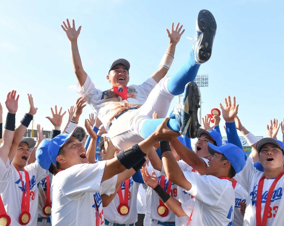 　胴上げされる青学大・西川（撮影・佐々木彰尚）