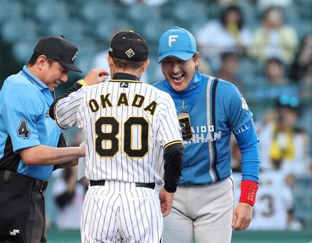 　岡田監督（８０）とメンバー表交換で笑顔を見せる新庄監督（撮影・中田匡峻）